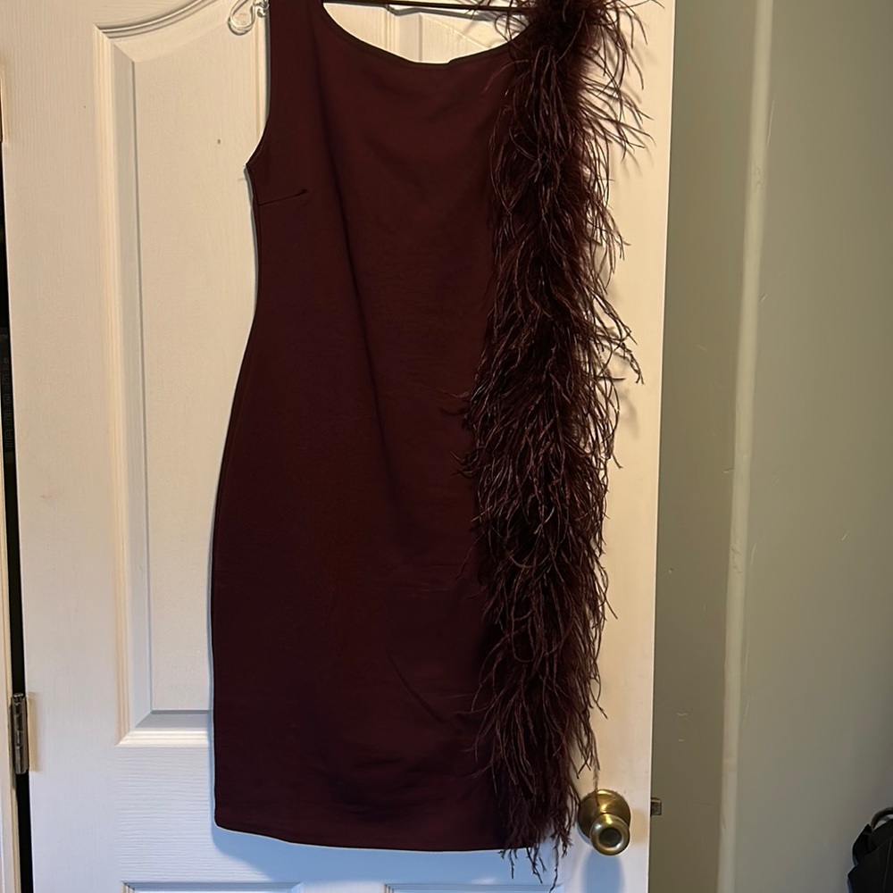 Party dress. Evening dress with feathers.